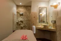 Hôtel Aux Vieux Remparts - spa