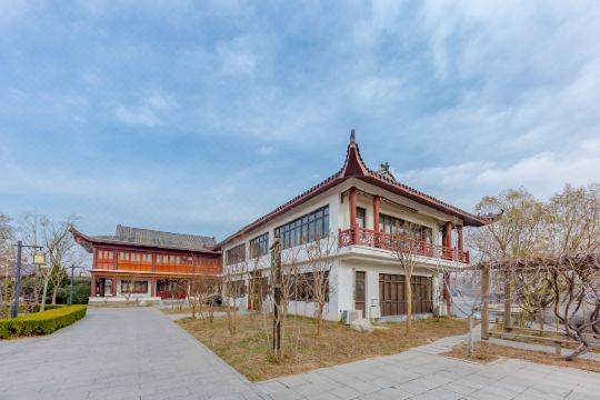 环境没得说,典雅悠然,推窗就是湖心亭,小桥流水人家,古道西风瘦马