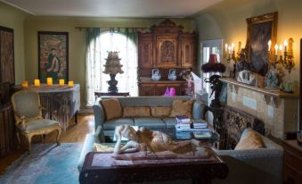 Cinema Suites Bed & Breakfast - Housity