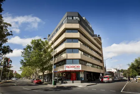 Space Hotel Отели рядом с достопримечательностью «Федерейшен сквер»