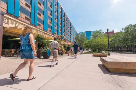 Sheraton Niagara Falls Отели рядом с достопримечательностью «Водопады Бридал Вейл»