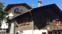 Family Apartments le Chalet فنادق في Ayas