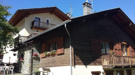 Family Apartments le Chalet Отели в г. Antagnod