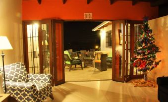 El Mirador Suites and Lounge