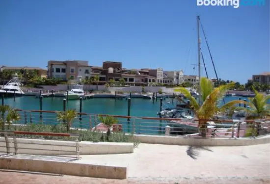 卡納角豪華碼頭公寓