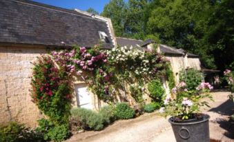 Cosy Holiday Home in Lantheuil with Garden