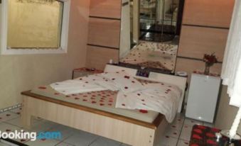 Motel Paradise (Adults Only)