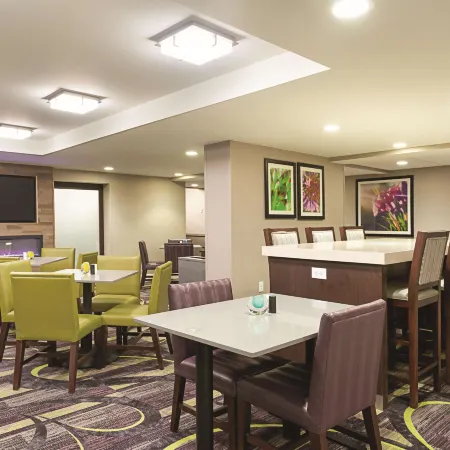 La Quinta Inn & Suites by Wyndham Baltimore BWI Airport Отели в г. Линтикум