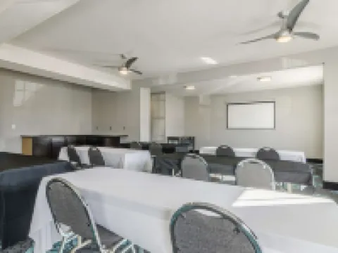 La Quinta Inn & Suites by Wyndham Kansas City Airport Hotels in Kansas City
