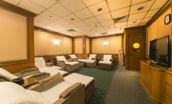 a well - lit , comfortable waiting room with several chairs arranged in a row , possibly for a massage or therapy session at Lanzhou Feitian Hotel (Lanzhou University Subway Station)