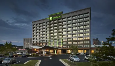 Holiday Inn Alexandria - Carlyle Отели рядом с достопримечательностью «Контрабандс энд Фридмен Семетери Мемориал»