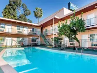 Rodeway Inn Near Melrose Ave Hotels near Paramount Studios