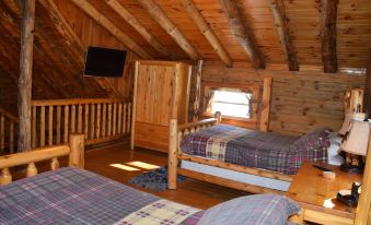 a room with three beds , two of which are stacked on top of each other at Diamond Lake Cabins