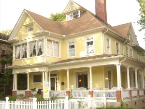 Hassinger Daniels Mansion Bed and Breakfast