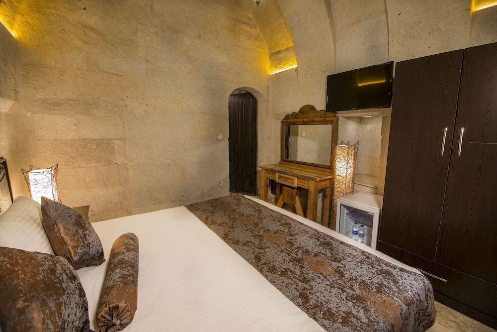 Roma Cave Suite