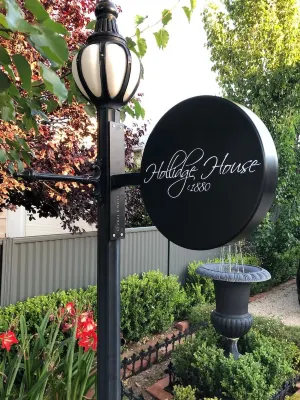 Hollidge House 5 Star Luxury Apartments - Pet Friendly