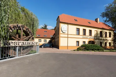 Hotel Selsky Dvur - Bohemian Village Courtyard