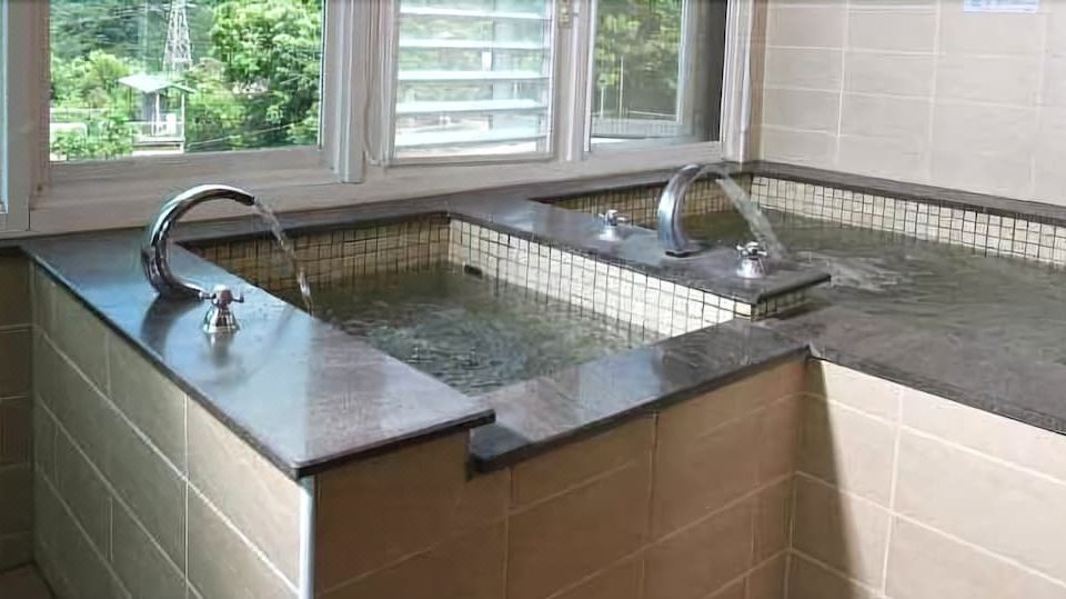 4. 핫스프링 월드 ..