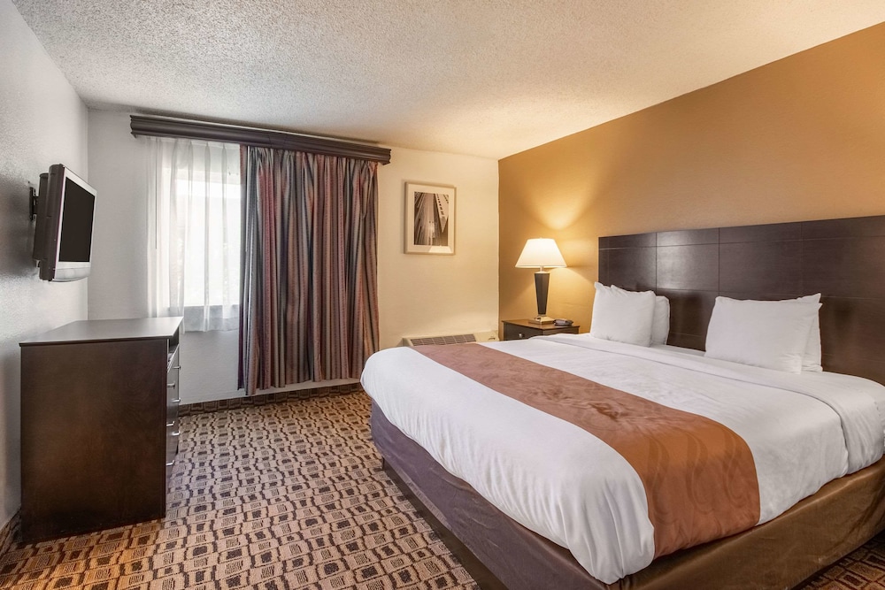 Quality Suites Airport Wichita