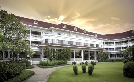 Centara Grand Beach Resort & Villas Hua Hin Отели рядом с достопримечательностью «Hua Hin Clock Tower»