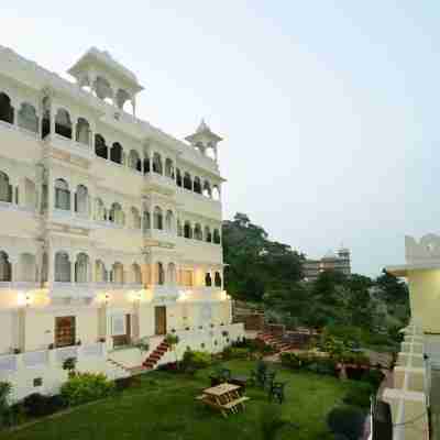 Golden Hands - Palace Raj Kumbha Hotel Exterior