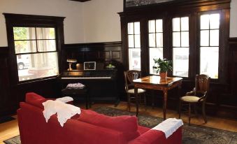Lady Geneva Bed & Breakfast