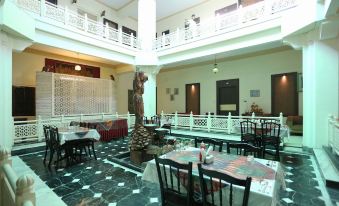 Hotel Navrang - Housity