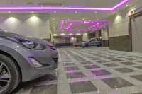 Crown Town Hotel - parking