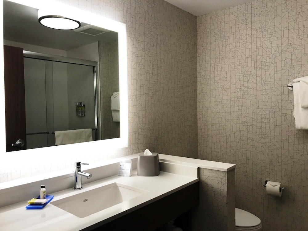 Holiday Inn Express & Suites Phoenix - Airport North, an Ihg Hotel