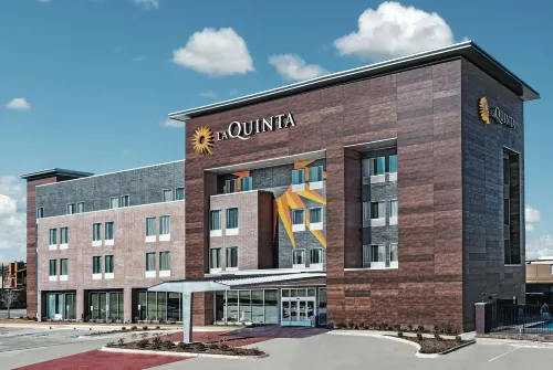 La Quinta Inn & Suites by Wyndham Dallas Grand Prairie North - Parkplatz