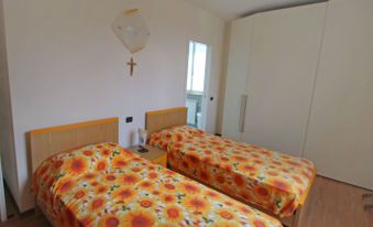 a room with two beds , one on the left and one on the right side of the room at Franco