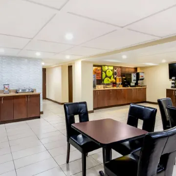 La Quinta Inn & Suites by Wyndham Oshawa