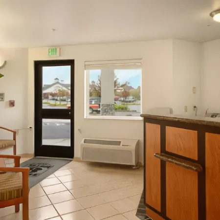 Super 8 by Wyndham Cloverdale Wine Country