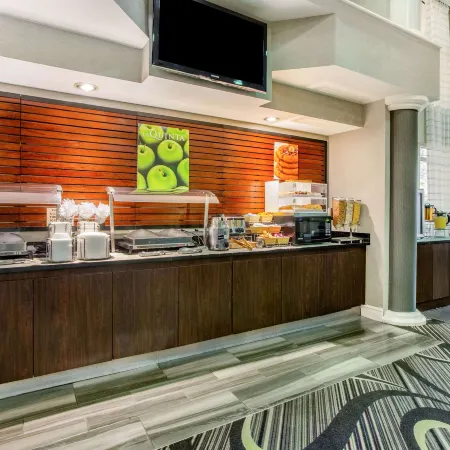 La Quinta Inn & Suites by Wyndham Raleigh Durham Airport