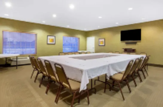 La Quinta Inn & Suites by Wyndham Dickinson