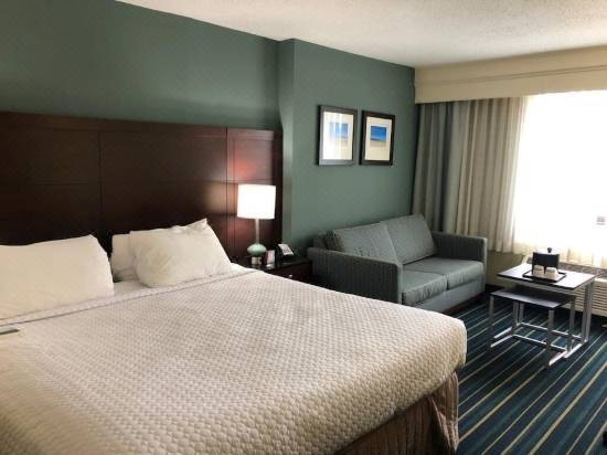 Crowne Plaza Hotel Virginia Beach Norfolk An Ihg Hotel Virginia Beach Updated 22 Room Price Reviews Deals Trip Com