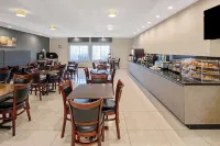 La Quinta Inn & Suites by Wyndham Mercedes Outlet Mall