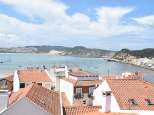 Comfortable Holiday Home Within Walking Distance of The Bay of Sao Martinho