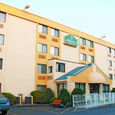La Quinta Inn & Suites by Wyndham Portland Hotels near Wadsworth Longfellow House