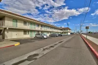 Econo Lodge Inn & Suites