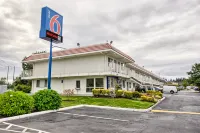 Motel 6 Everett, WA - South