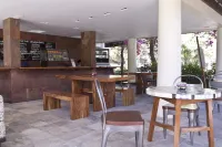 บลูวอเทอร์ มารีบาโก บีชรีสอร์ท - ที่มีบาร์