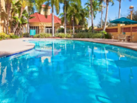 La Quinta Inn & Suites by Wyndham Miami Airport West ドラールのホテル