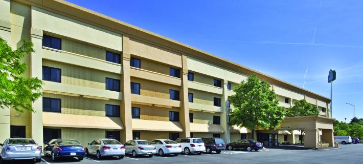 La Quinta Inn & Suites by Wyndham Cleveland - Airport North Hotels in Cleveland
