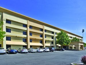 La Quinta Inn & Suites by Wyndham Cleveland - Airport North