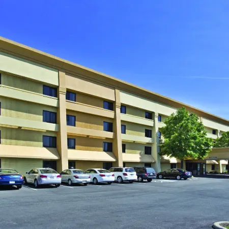 La Quinta Inn & Suites by Wyndham Cleveland - Airport North