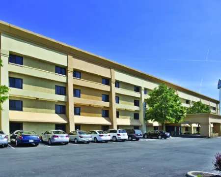 La Quinta Inn & Suites by Wyndham Cleveland - Airport North Hotels in Cleveland