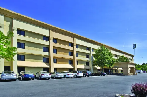 La Quinta Inn & Suites by Wyndham Cleveland - Airport North Hotels in Cleveland