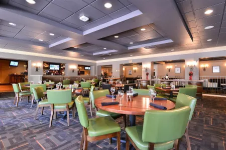 Lions Gate Hotel Отели в г. Мак-Клеллан Парк