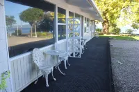 Jack & Di's Lakefront Motel